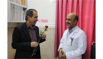 از نگاه دوربین؛ تقدیر از پزشکان بیمارستان نفت گچساران با شاخه‌های گل