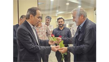 مدیران شرکت بهره‌برداری نفت و گاز گچساران با شاخه‌های گل به دیدار پزشکان بیمارستان نفت رفتند+تصاویر