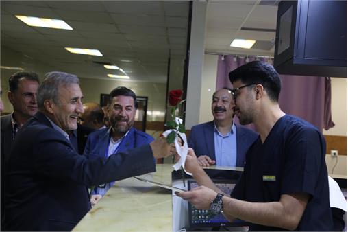 مدیران صنعت‌نفت با اهدای شاخه گل از پرستاران تقدیر کردند؛ روح زندگی در لبخند پرستاران بیمارستان نفت گچساران+تصاویر
