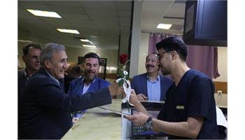 مدیران صنعت‌نفت با اهدای شاخه گل از پرستاران تقدیر کردند؛ روح زندگی در لبخند پرستاران بیمارستان نفت گچساران+تصاویر